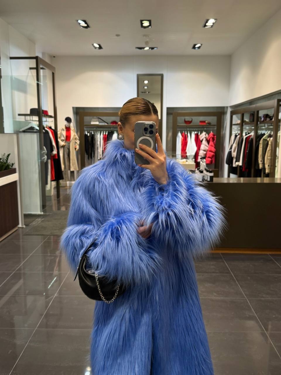 Небесно-голубая шуба из эко-меха удлиненная