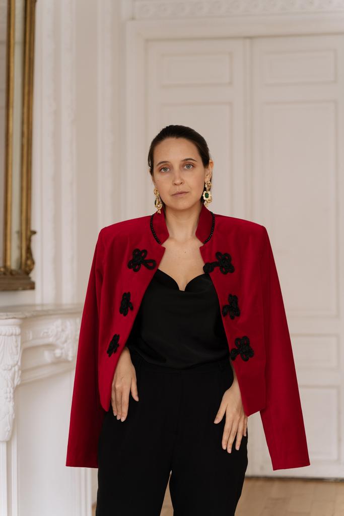 Укороченный жакет из красного бархата