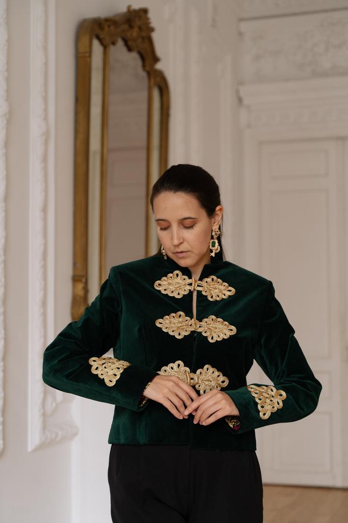 Укороченный жакет из зеленого бархата