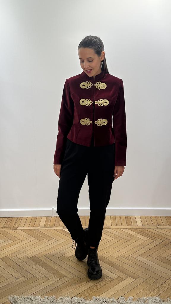 Укороченный жакет в гусарском стиле из винного бархата