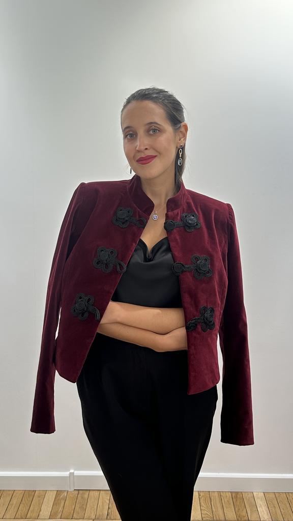 Укороченный жакет в гусарском стиле с черным декором