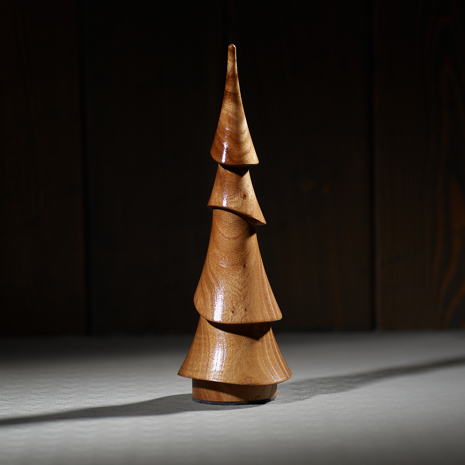 Статуэтка "Ёлка" из массива карагача.