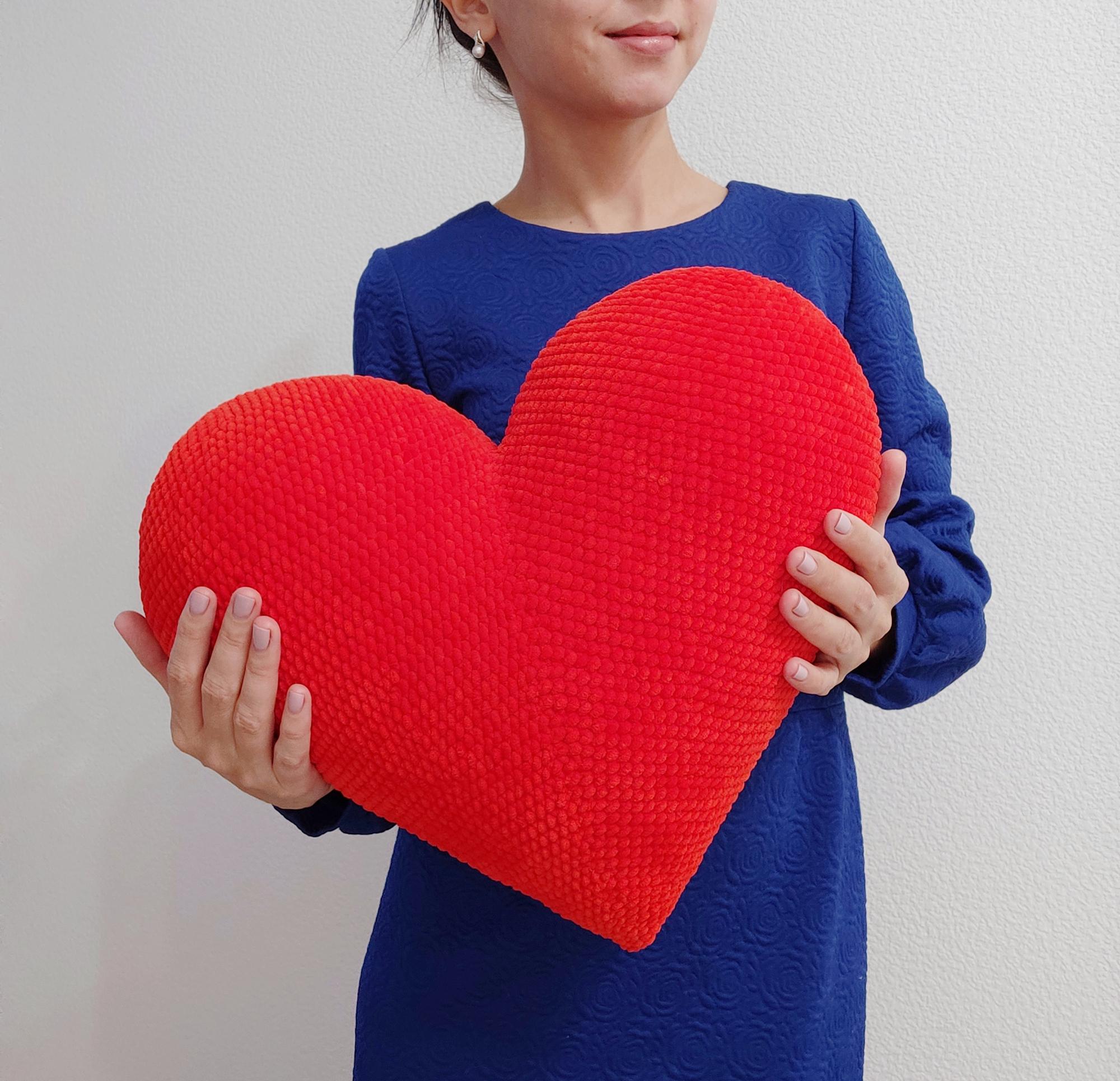 Мастер-класс "Большое вязаное сердце подушка"