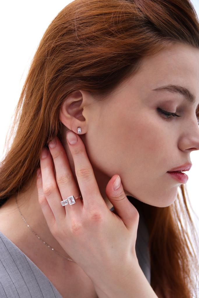 кольцо разомкнутое с цирконом