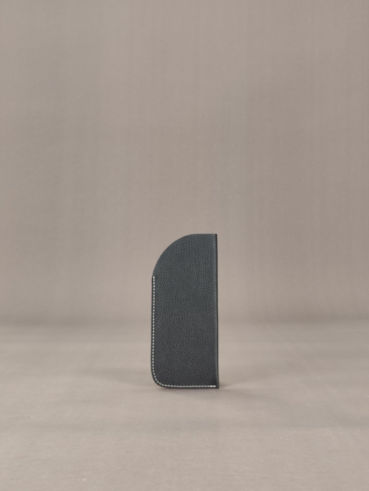 Очечник черный с белой строчкой