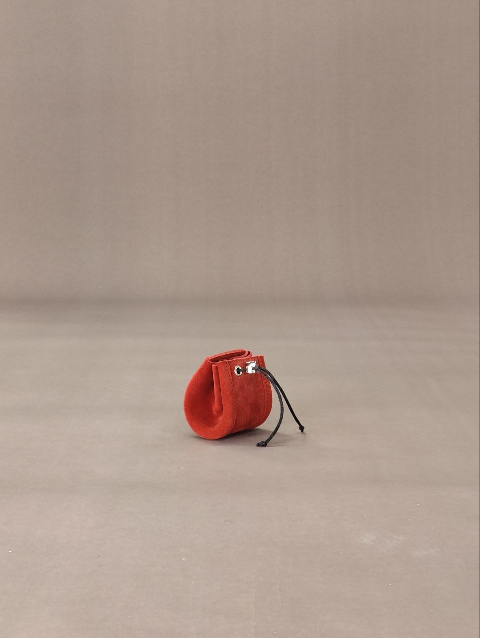 Сумочка для наушников велюр алая