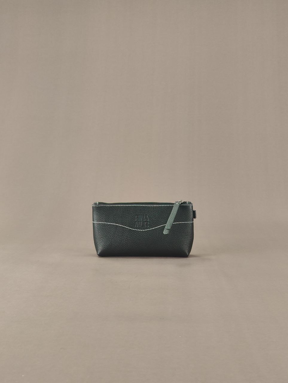 Косметичка черная с белой строчкой