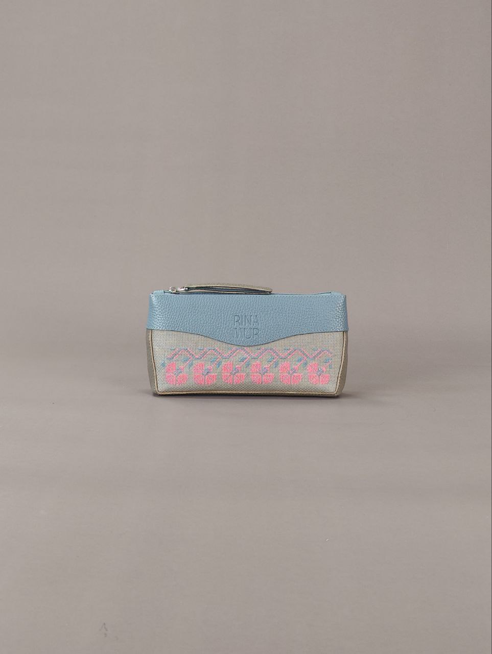 Косметичка из натуральной кожи с ручной вышивкой "Розовые одуванчики"