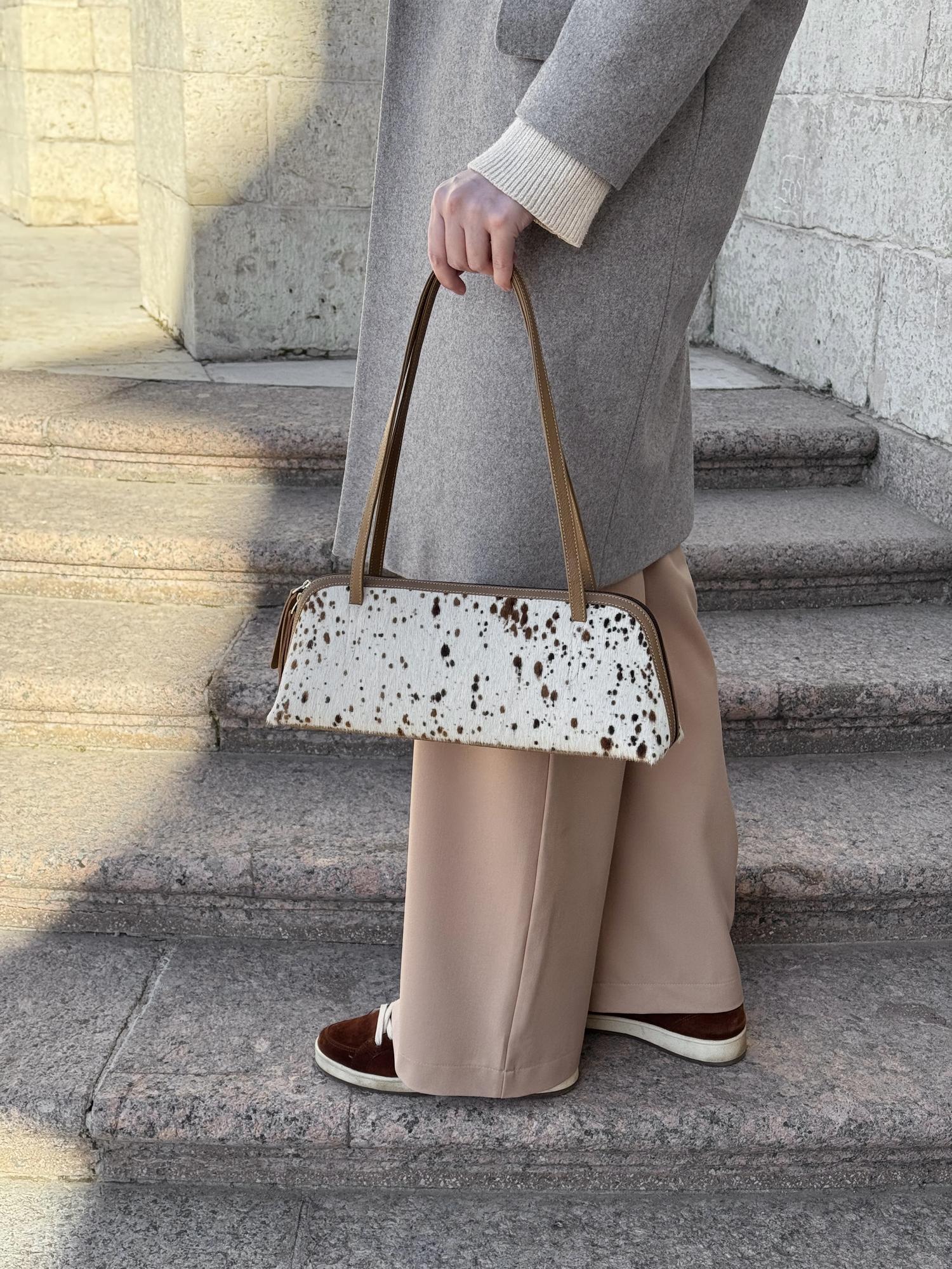 Сумка-такса "Fluffy" из меха с принтом коровки, цвет кэмел