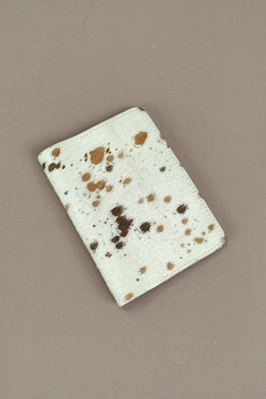 Обложка на паспорт из меха с принтом коровки, мягкая. Ворс меха короткий, гладкий, с шелковистым блеском.