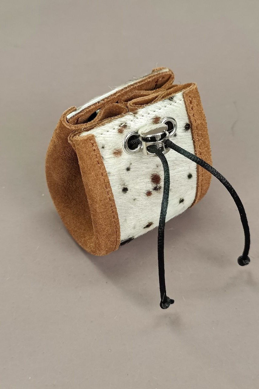 Микросумочка под наушники из меха с принтом коровки и кожи
