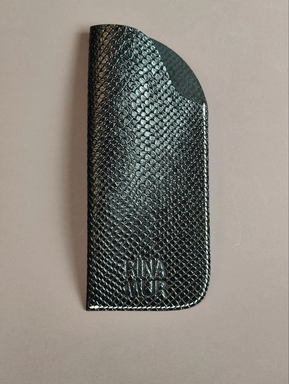 Очечник черный под змею с белой строчкой