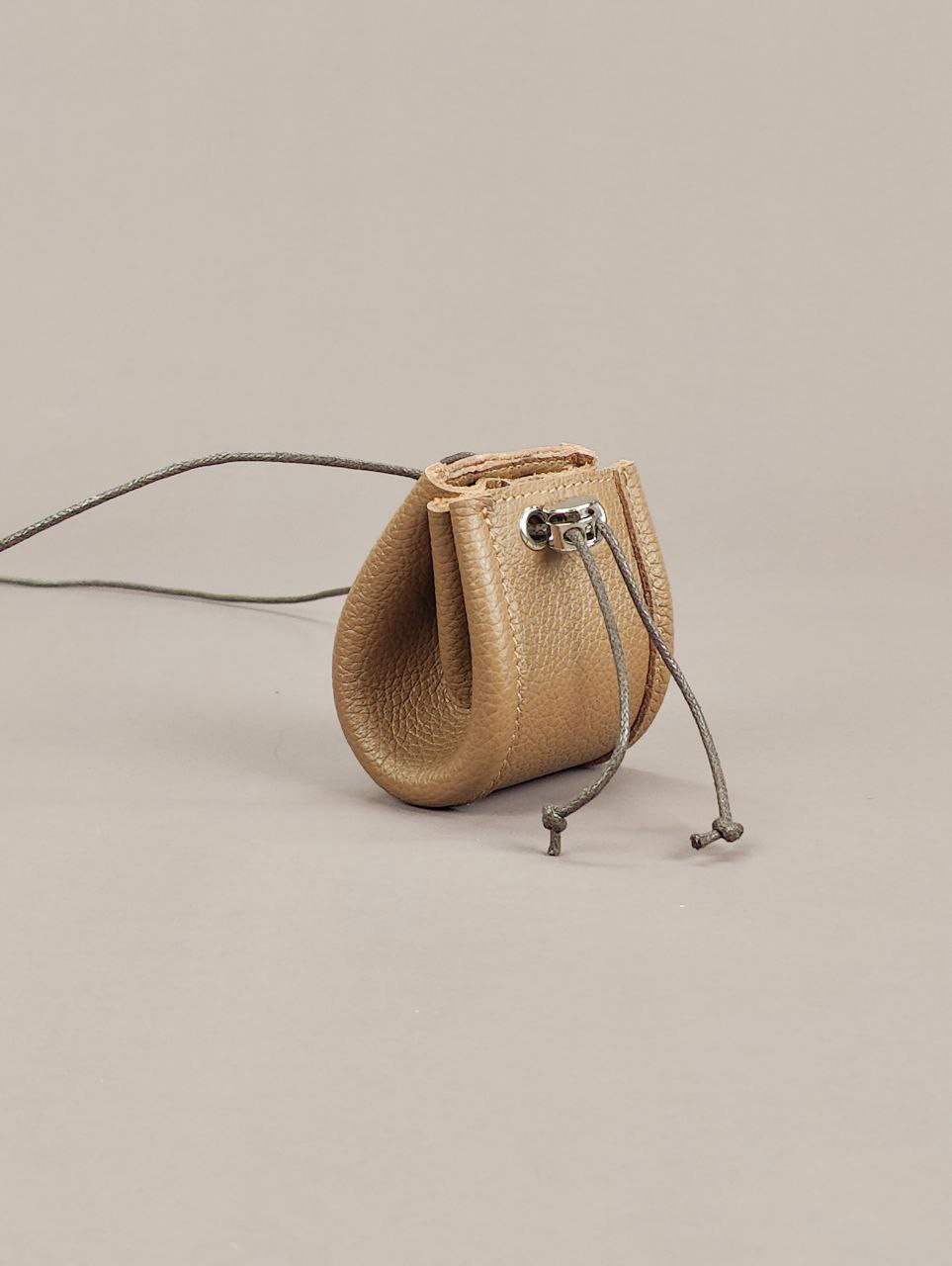 Сумочка на шею для наушников кэмел