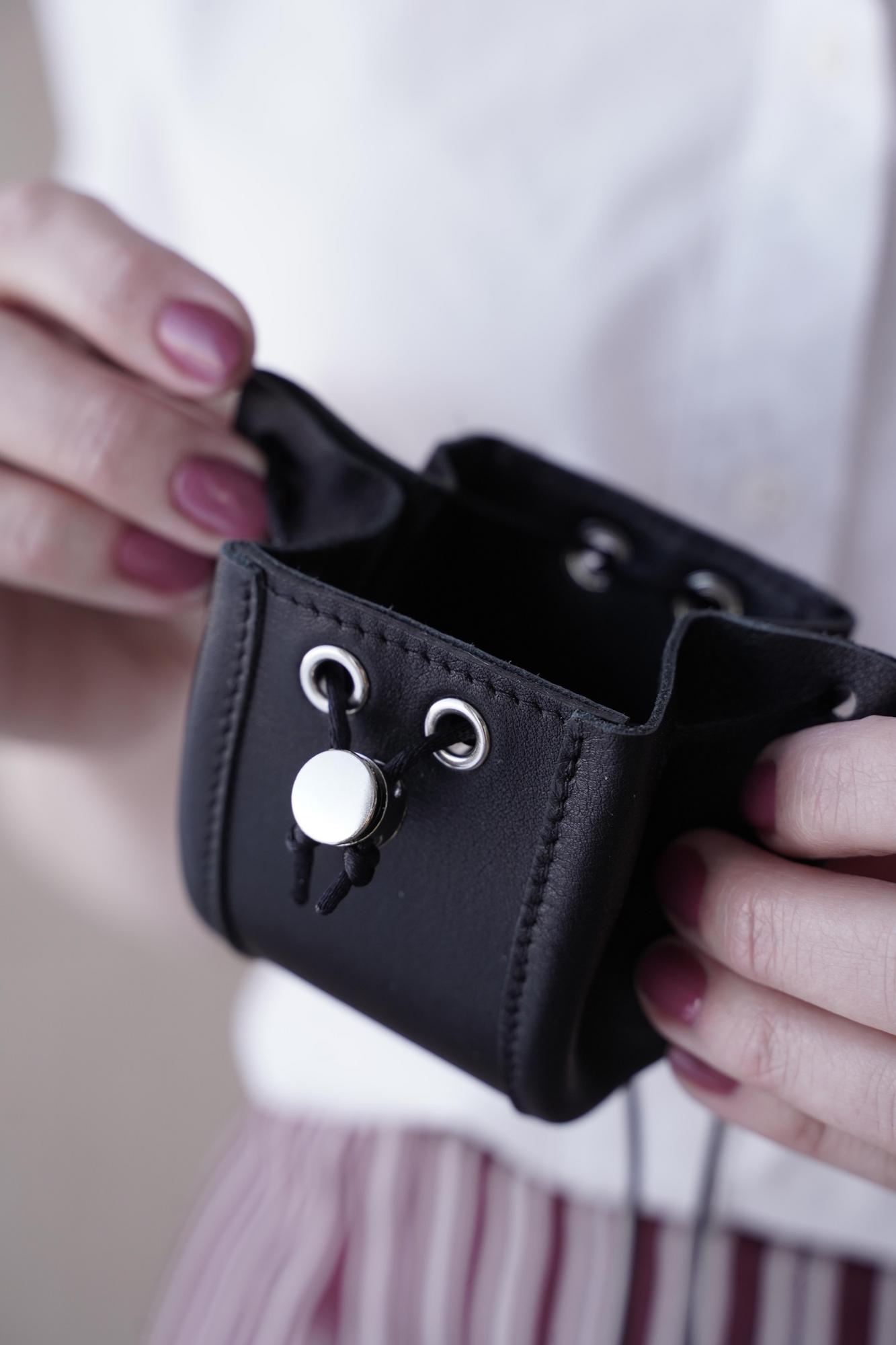 Сумочка на шею для наушников черная