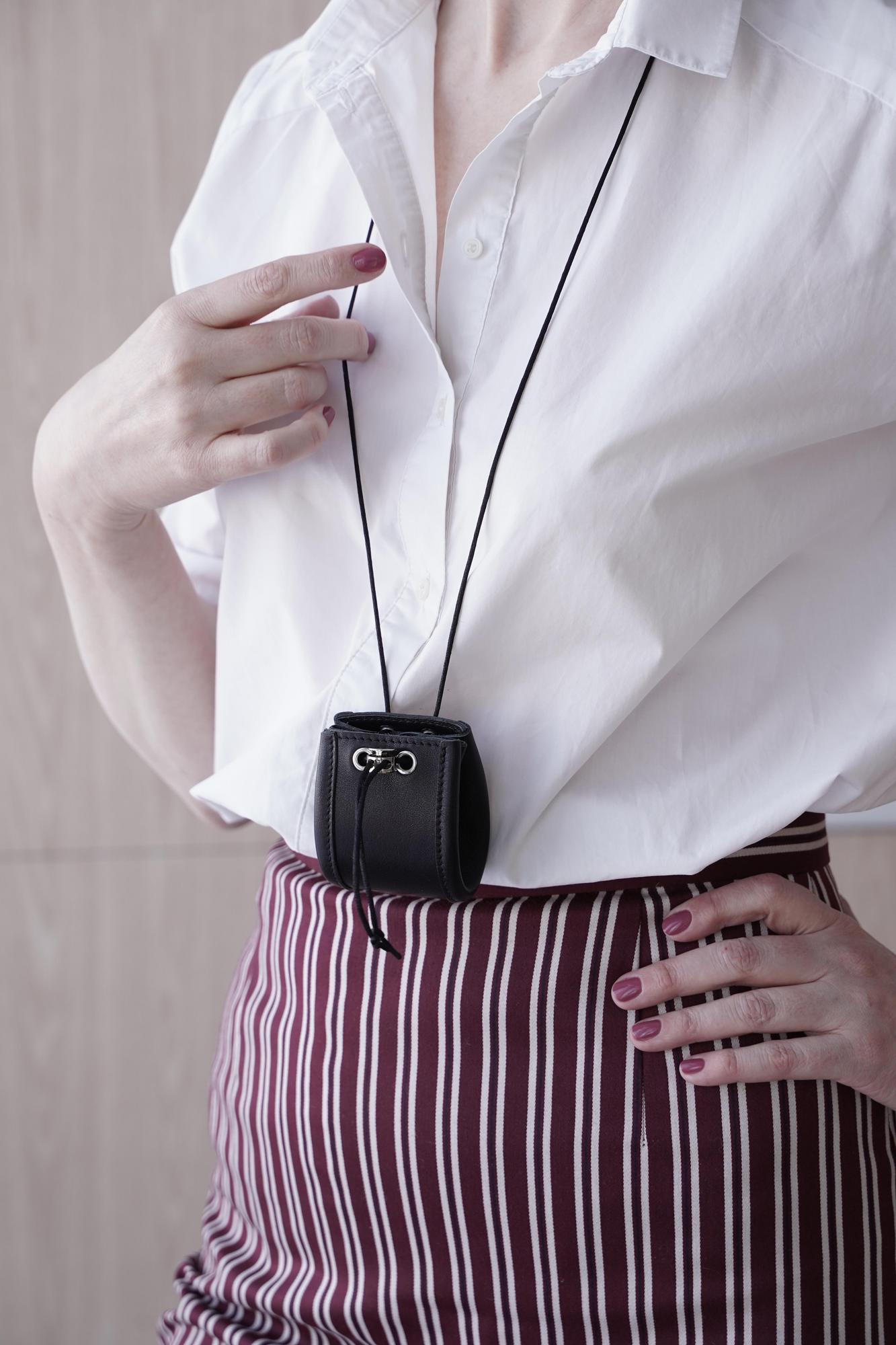 Сумочка на шею для наушников черная