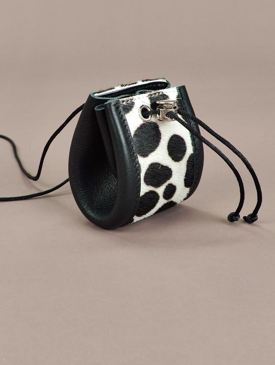 Сумочка на шею для наушников с мехом черно-белая