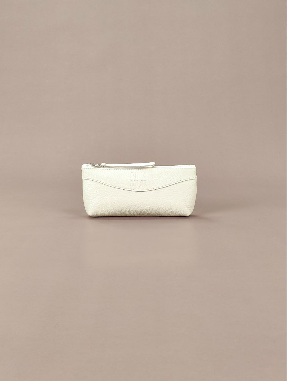 Маленькая косметичка молочная