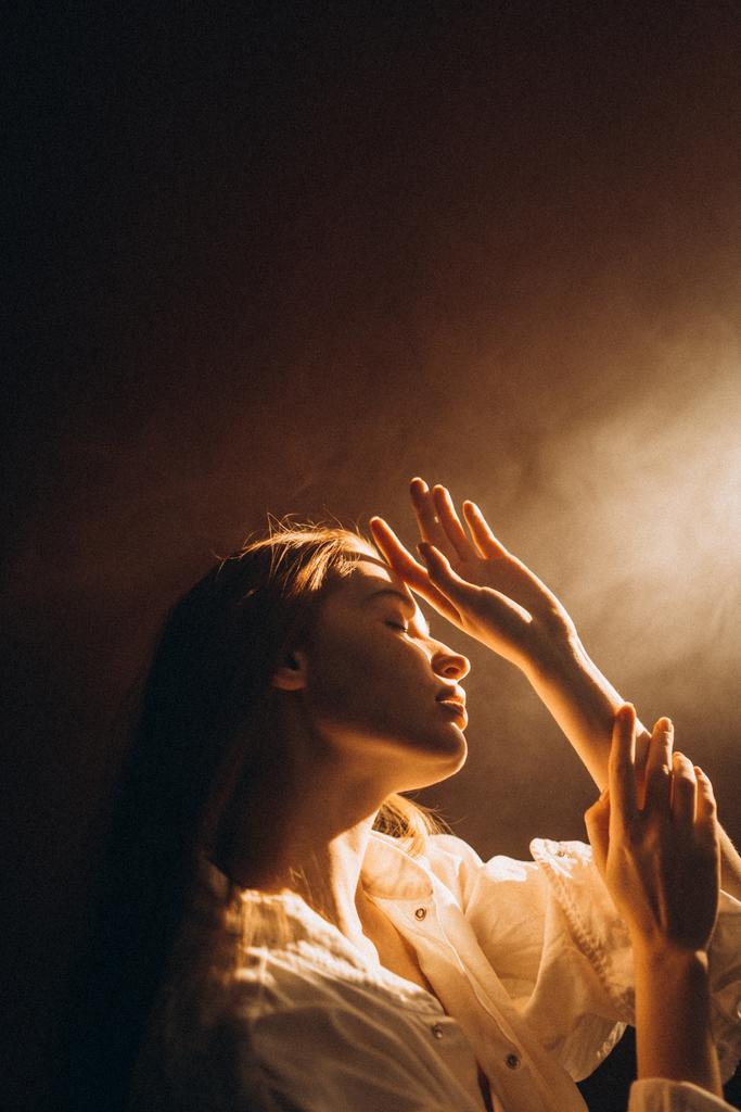 видеоурок "Работа со светом: фонарь и дым-машина.