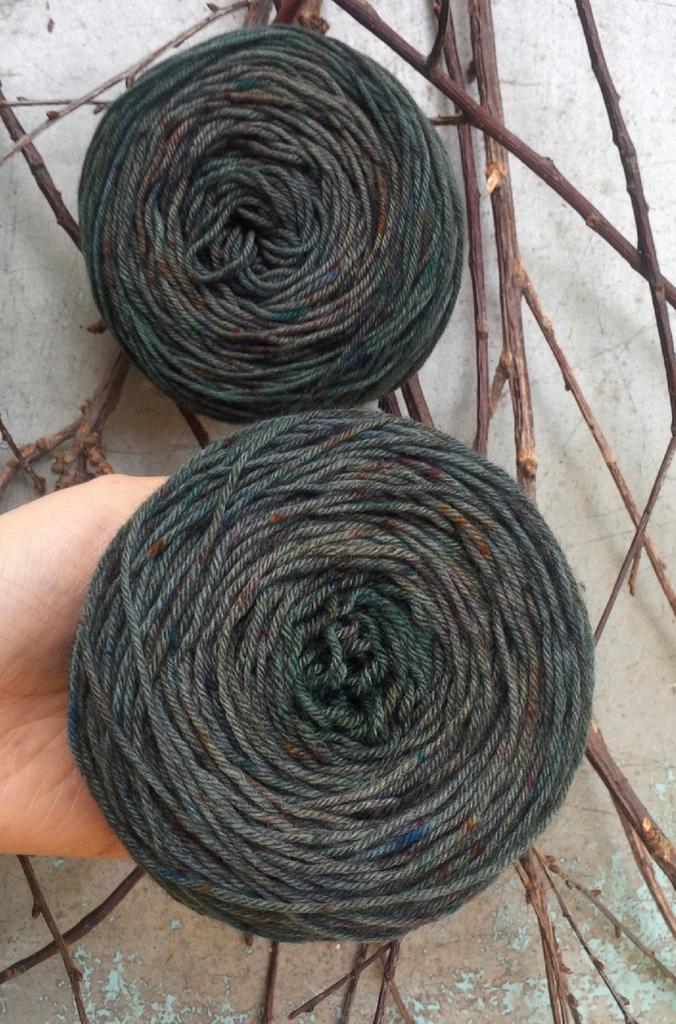 набор с легким градиентом и крапушками на базе  Lana Grossa meilenweit merino extrafine "Сумеречный Лес ; 420 м/100гр