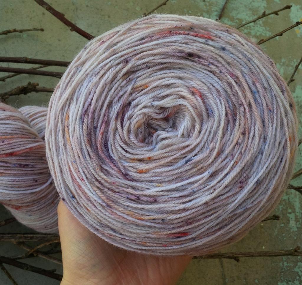 "Свиристели на снегу"  с крапушками  на базе  Lana Grossa  с легкой отбелкой  420 м/100гр