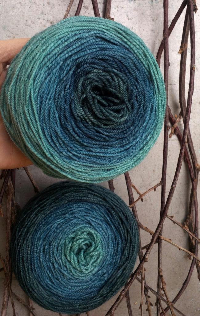 extrafine merino Sock 4 ply(Lana Grossa meilenweit merino extrafine ) "море под елями" носочный градиентный набор для удлиненных или мужских носков 420 м/100гр