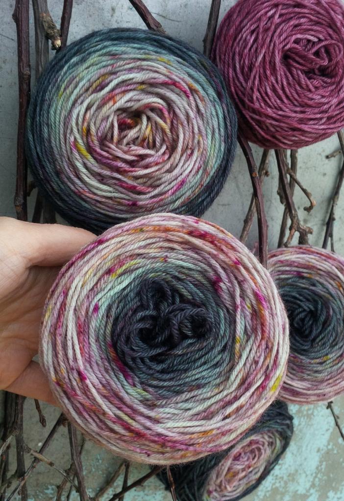 extrafine merino Sock 4 ply 425 м,/100 гр "Рождественские" носочный градиентные набор c крапушками