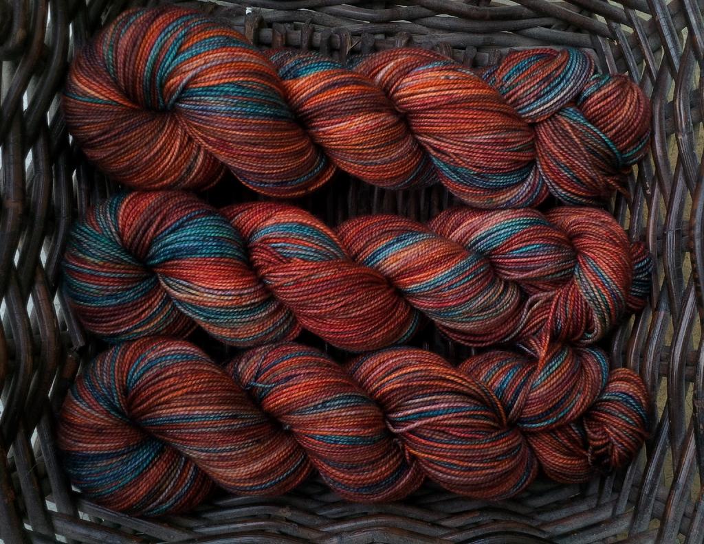 Titanium Sock High Twist цвет Китайский Квартал темная версия | носочная пряжа на английской основе 425 м/100гр темная