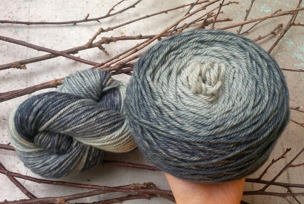 Градиент для шапки с отворотом 119 гр "Графтово-серый меланж с зеленоватым подтоном" aran 3ply меринос 'экстрафайн Nonsuperwash