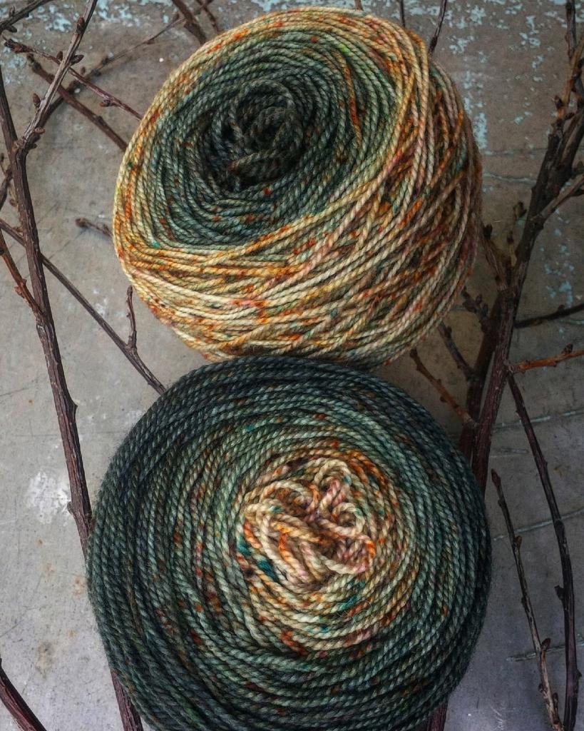 Titanium Sock High Twist  "Гримм с крапушками Эффект гранитного среза" носочный градиент     носочная пряжа на английской основе 425 м/100гр Titanium Sock High Twist "Гримм с крапушками Эффект гранит