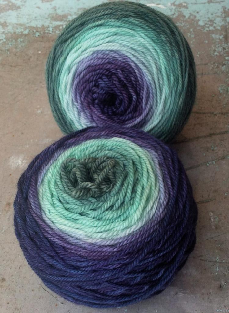 Базовый моток "холодный Ирис" для  шапки Machu Picchu Hat worsted  3ply  меринос Superwash