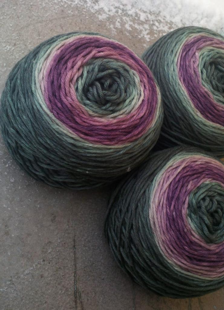 Градиент для шапки  с большим отворотом  124 гр  "Холодный-зеленый и припыленная фиалка"merino non superwash worsted 190m