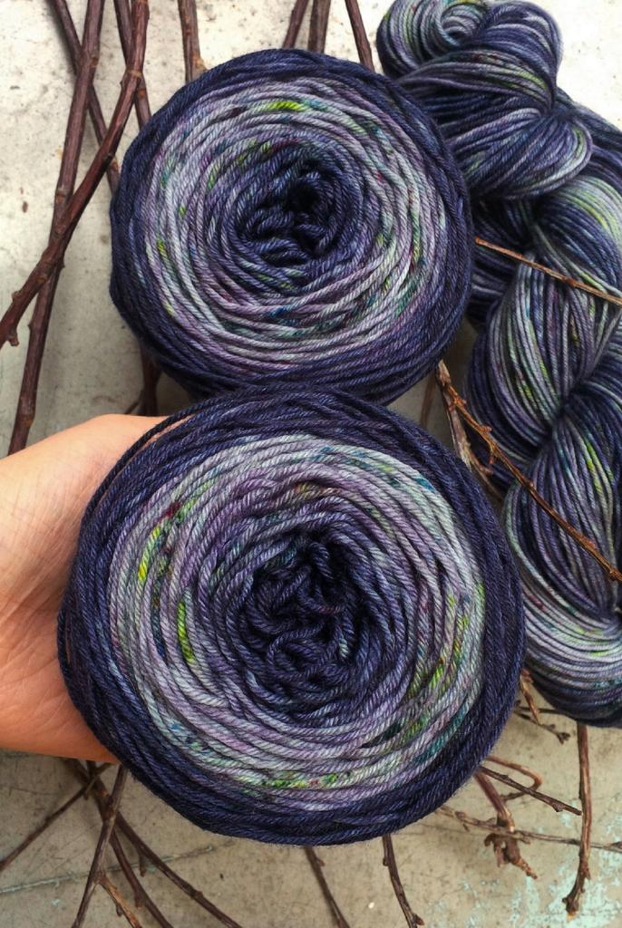 merino sock 400  " Русалочьи фиалки туманные  с крапушками  " .  носочный риверсный градиентный набор на носочной основе меринос с нейлоном 400м/100гр