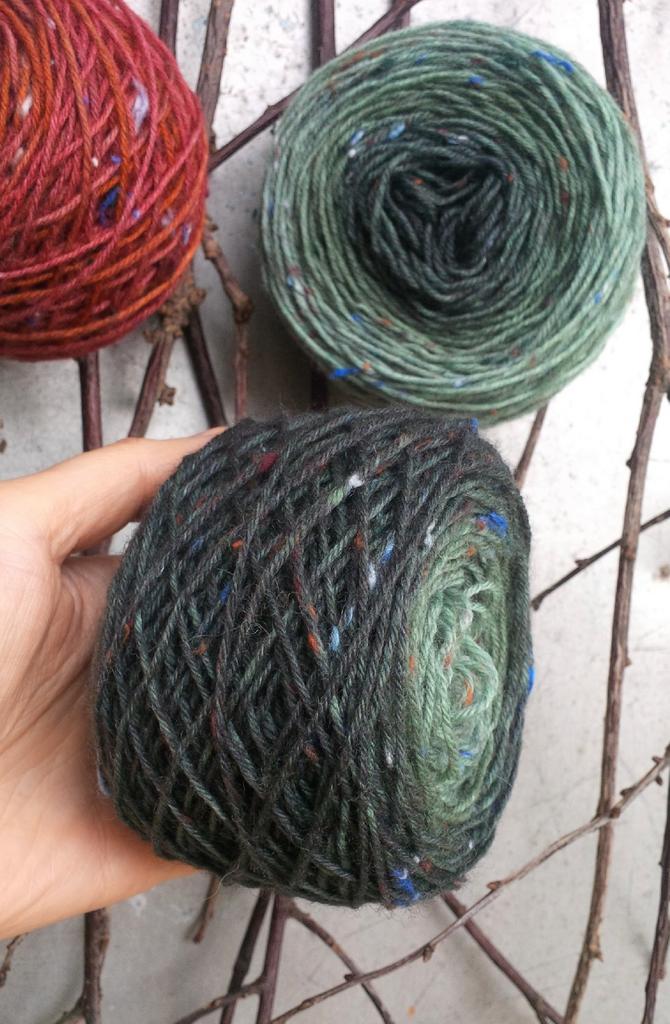 градиентный набор  на  носочном твиде Regia  "Ветивер  рождественский " с контрастным мини мотком   420 м/100гр