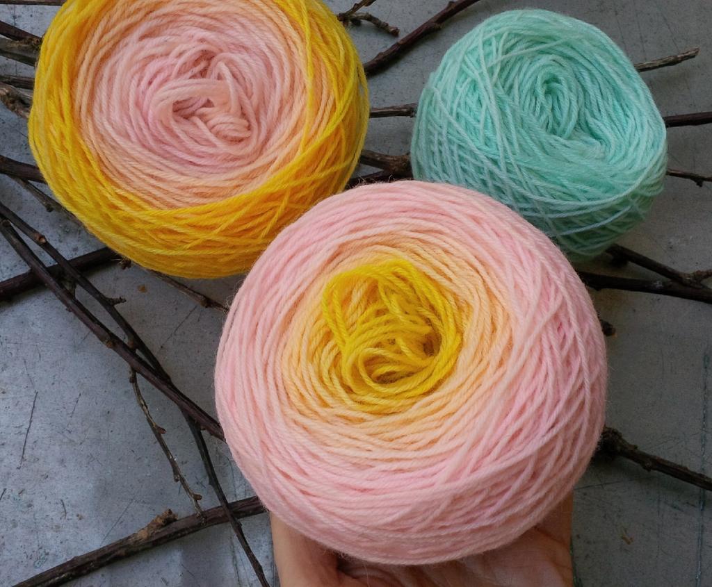 градиентный  набор на  базе Regia выбеленной 96 гр (поставка основ для окрашивания 2023 год) / шерсть superwash / полиамид "Candy Fairy" с контрастным  бирюзово-мятным мини мотком