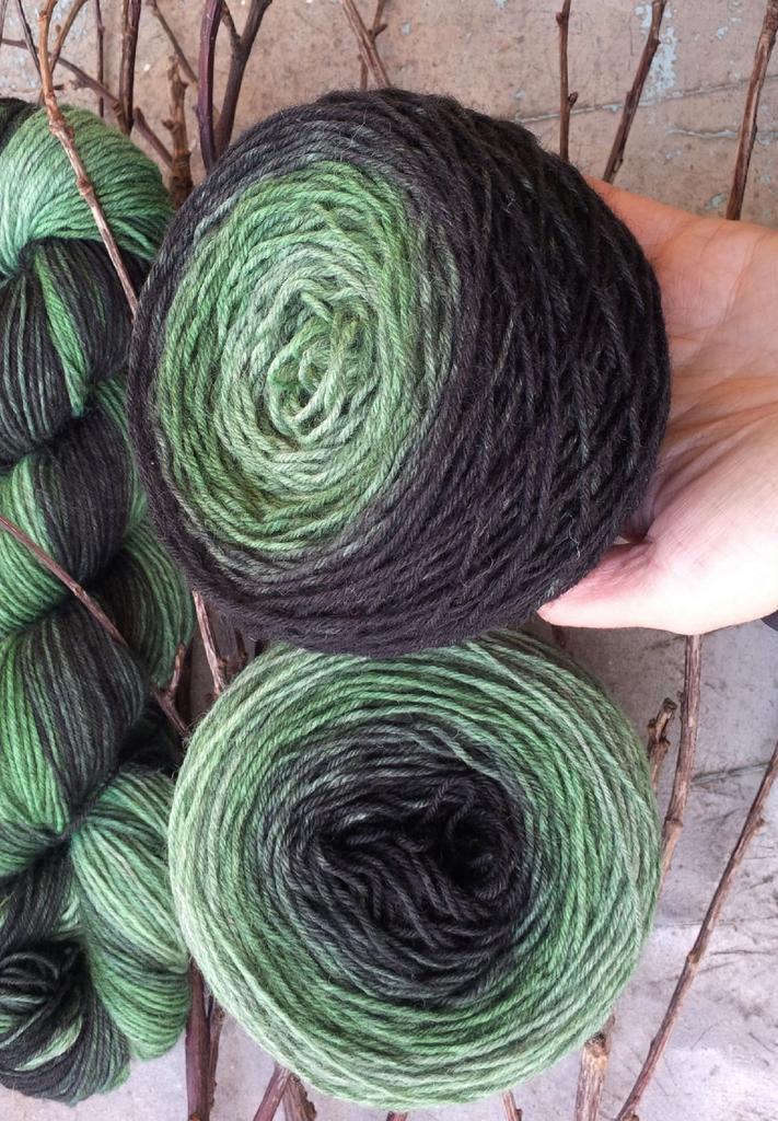 градиентный набор  на  базе  Lana Grossa  не подвергавшейся отбелке /  шерсть superwash / полиамид "Черное рождество""   420 м/100гр