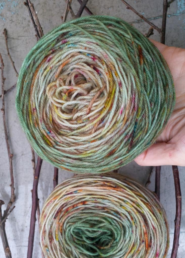 Градиентный набор  с крапушками "Рождественская омела" на классической шерстяной носочной основе с отбелкой  420 м/100гр