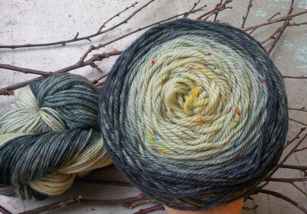 Градиент для шапки с отворотом 119 и 118 гр "Графтово-серый меланж с легкими крапушками aran 3ply меринос 'экстрафайн Nonsuperwash