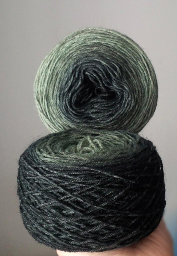 градиентный носочный  набор  на  базе  Super wool sock "Ветивер. версия хаки"   420 м/100гр