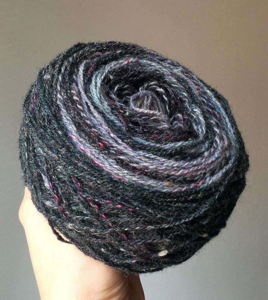 Носочный  парный набор твида  ручного прядения с эффектом " полосатости"  , бленд : меринос/перуанская бейби альпака/нейлон/волокна конопли/волокна льна  "Нордические день и ночь " 90 гр