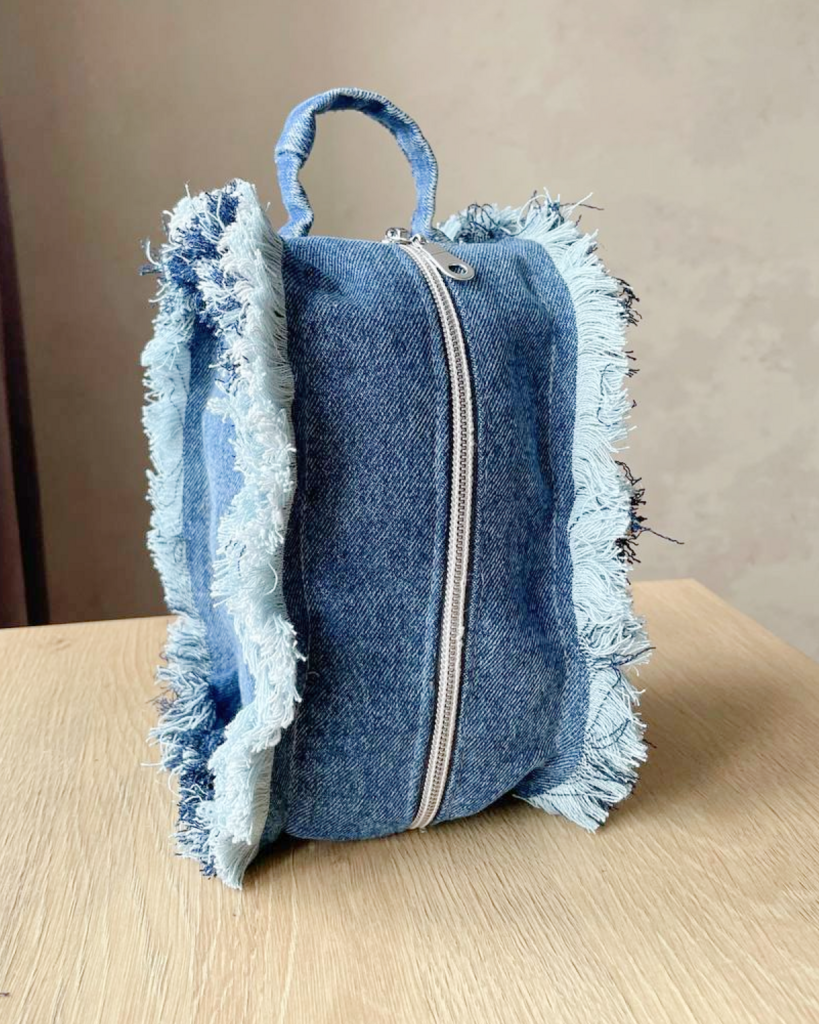 Косметичка из джинсы с бахромой