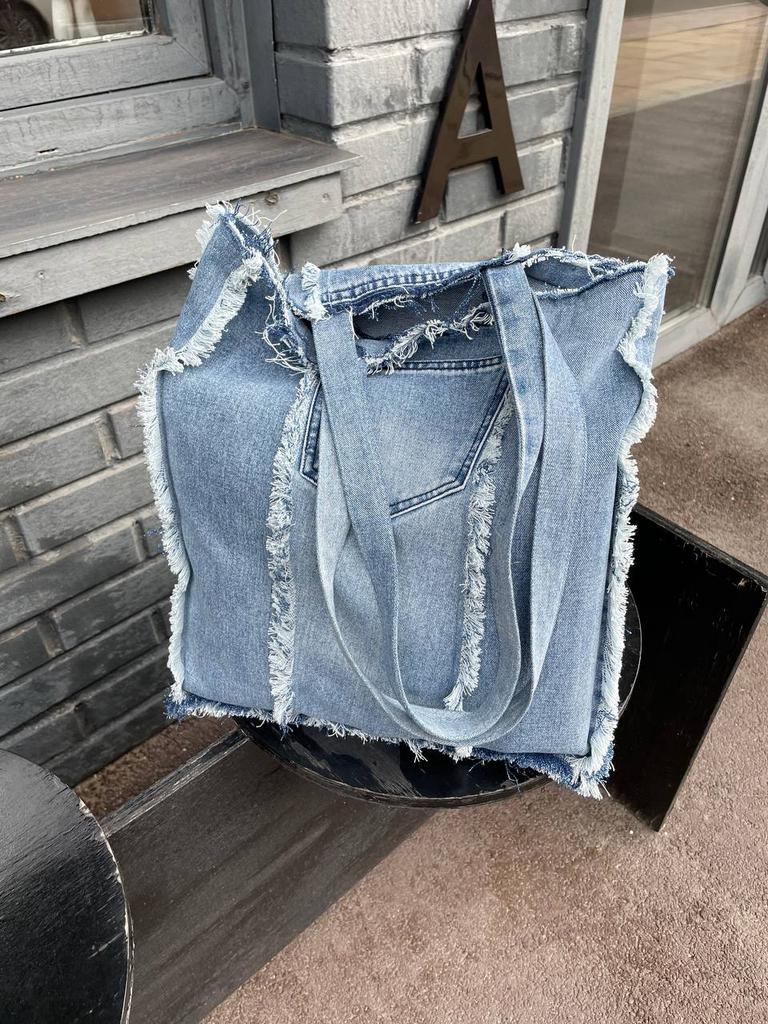 Сумка-шоппер из джинсы с бахромой