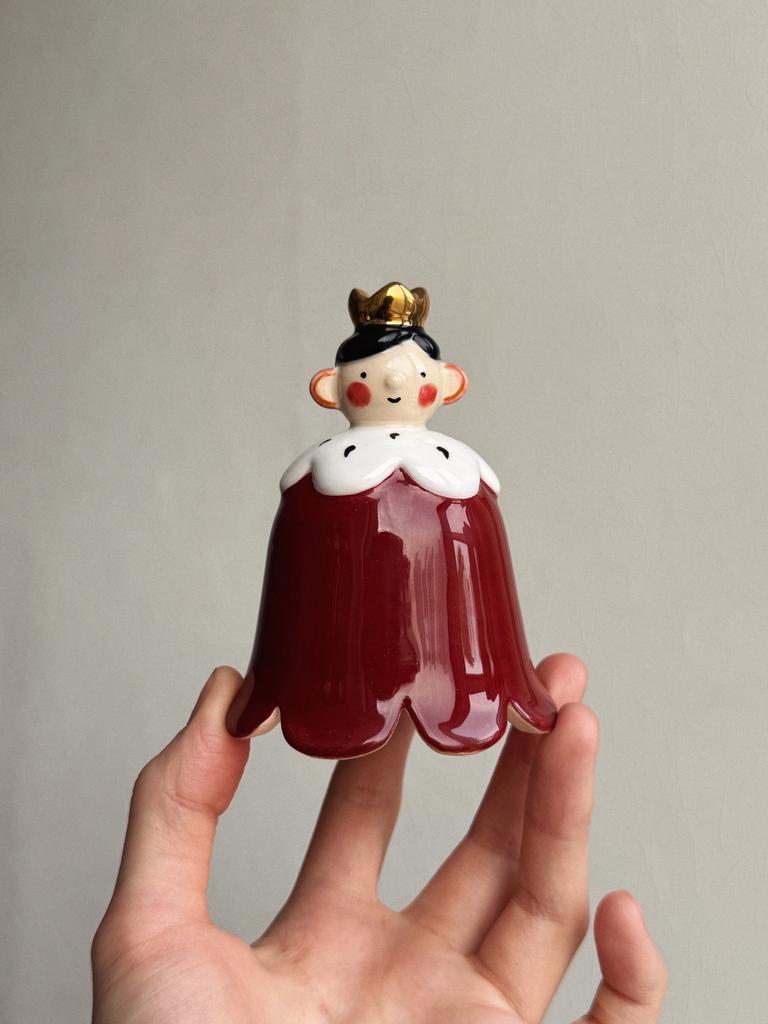 колокольчик королева в бордовом