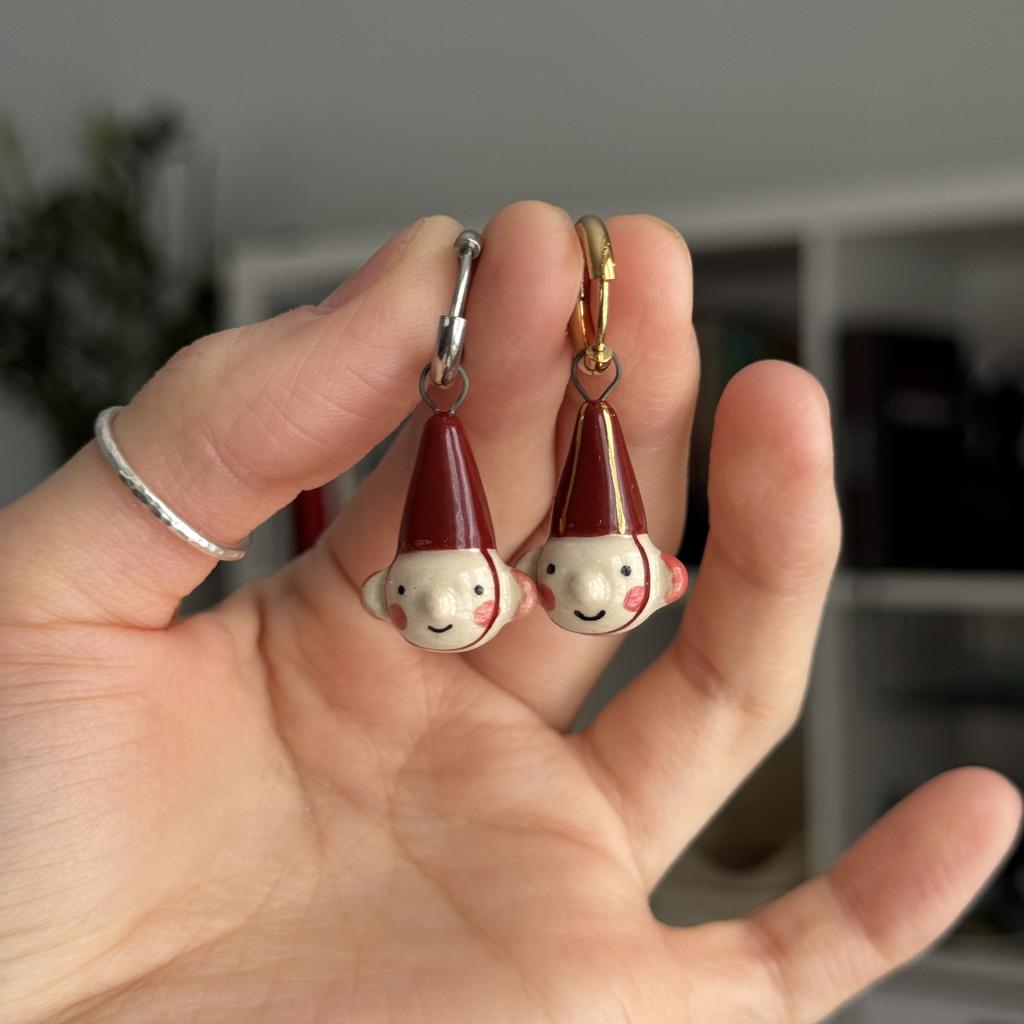 моносерьга гномик бордовый