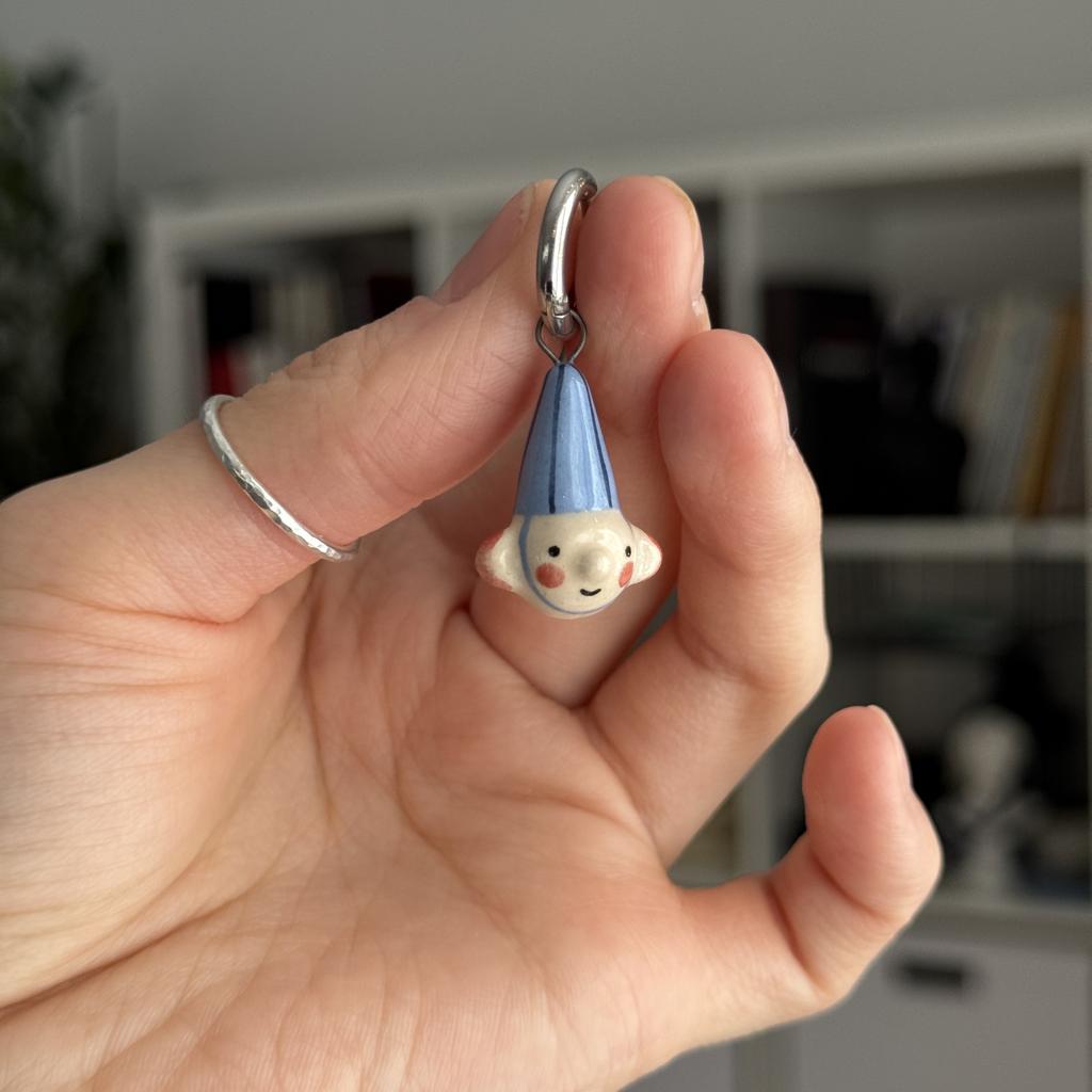 моносерьга гномик в синюю полосочку