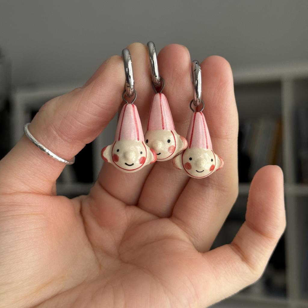 моносерьга гномик в розовую полосочку