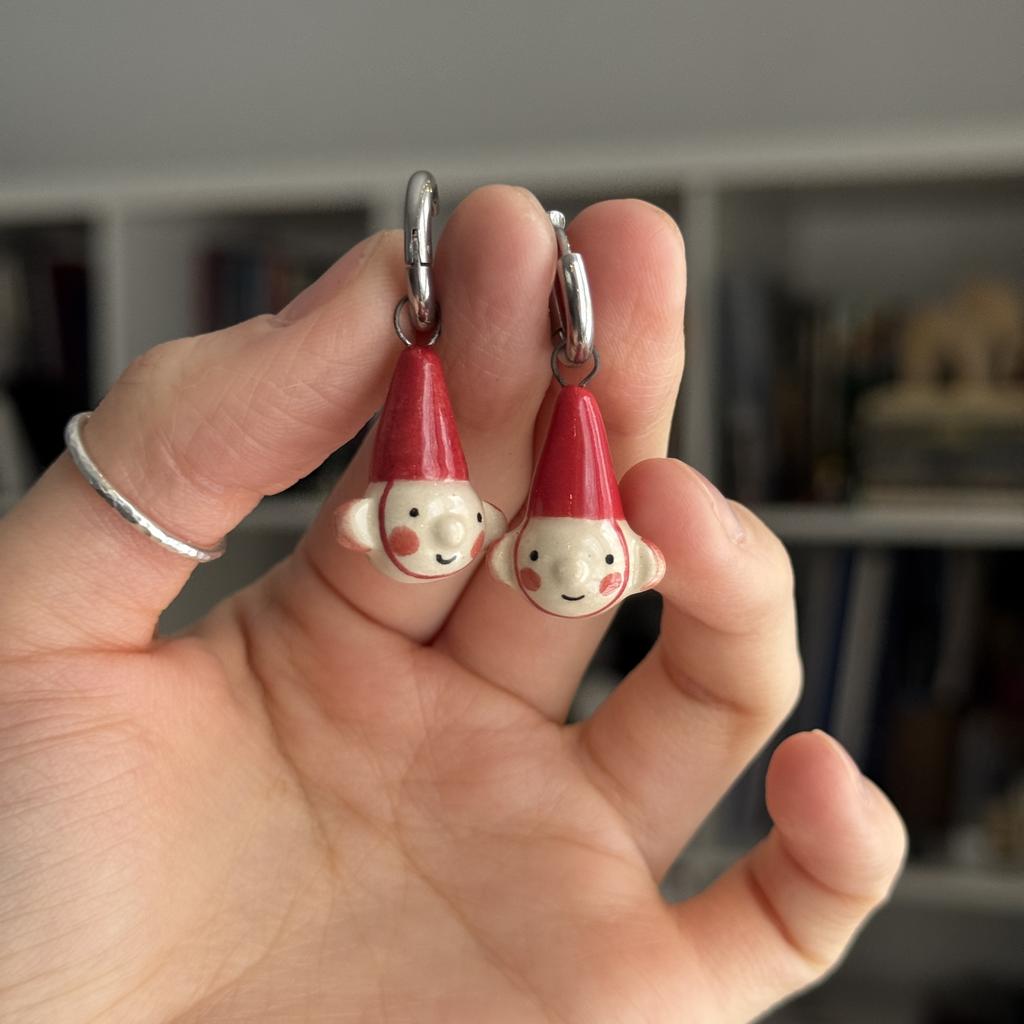 моносерьга гномик клубничный