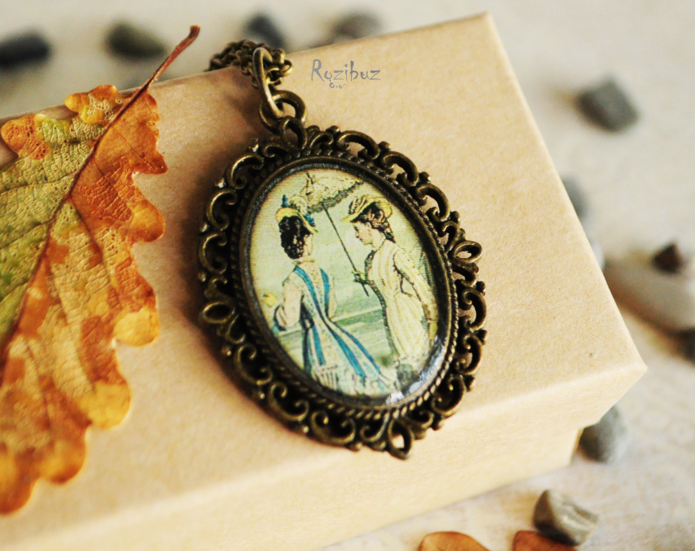 Две девушки – винтажный кулон на длинной цепочке