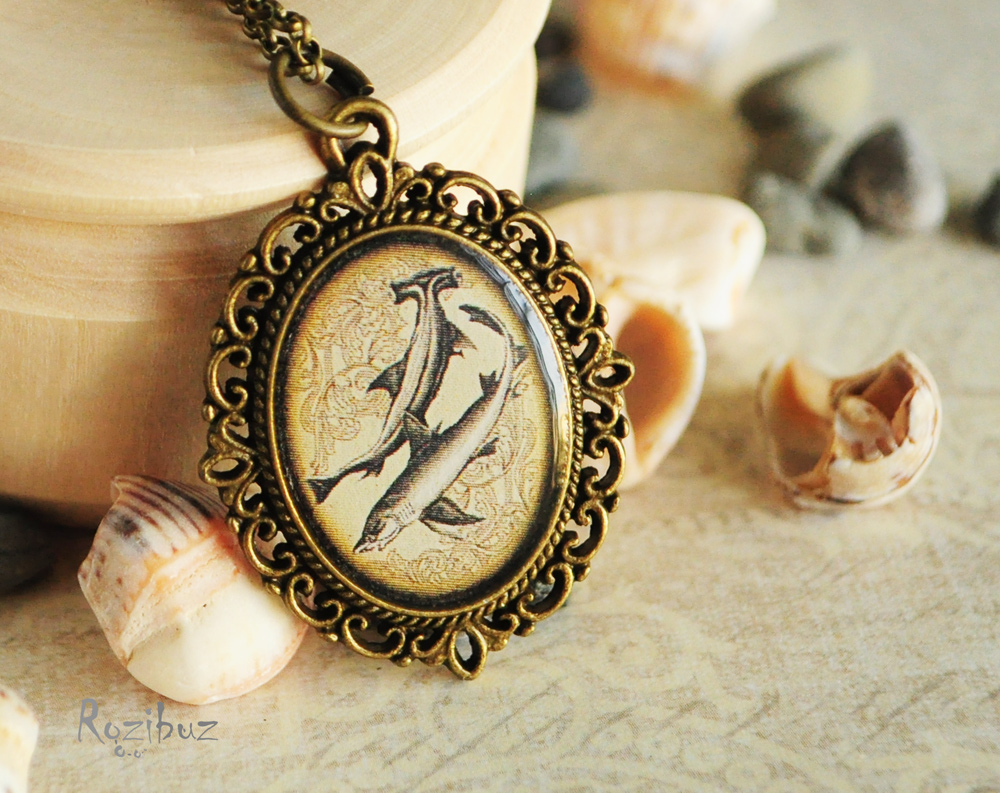 Акулы - винтажный кулон на длинной цепочке