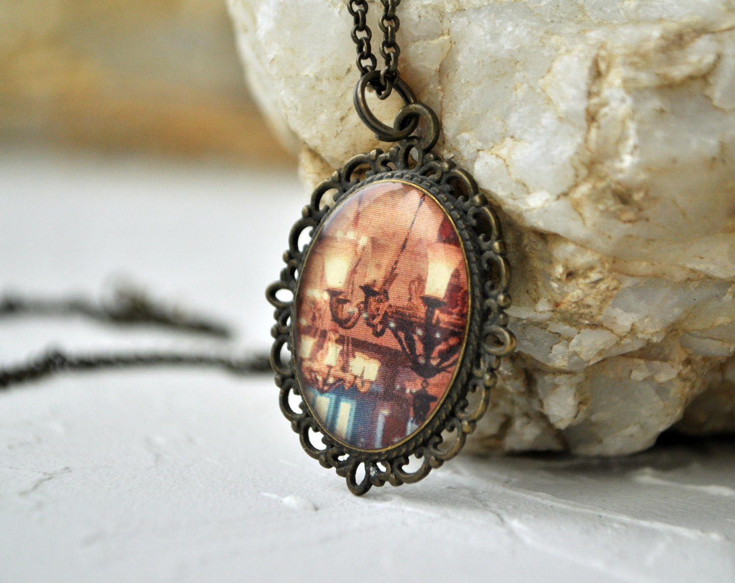 Каменка - люстры - винтажный кулон на длинной цепочке