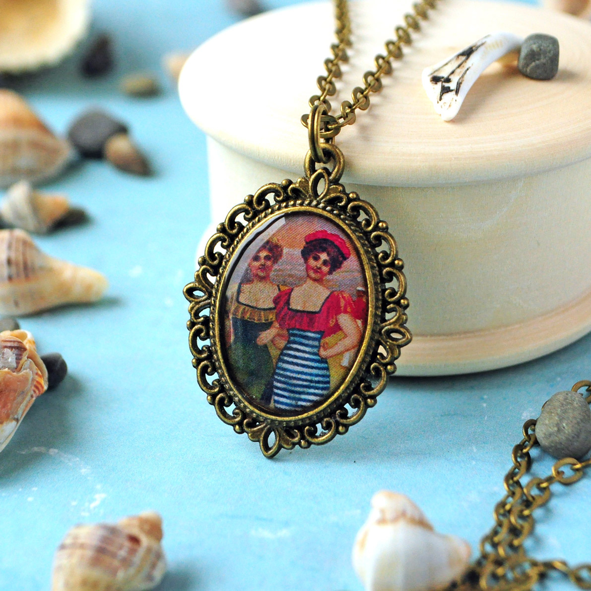 Ретро купания - винтажный кулон на длинной цепочке